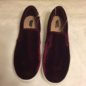 Mossimo wine colored velour slide in tennis shoes